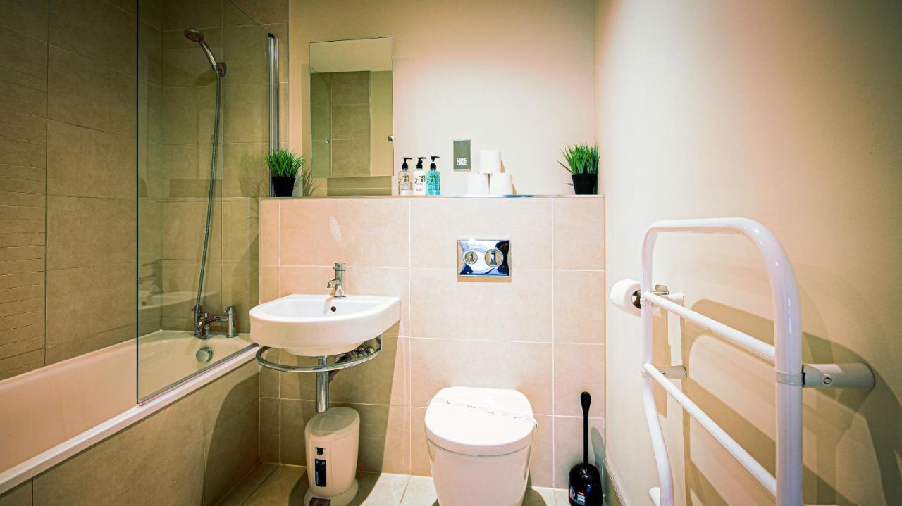 Superb City Center 1 Or 2 Bedroom Apts King Bed Саутгемптон Экстерьер фото