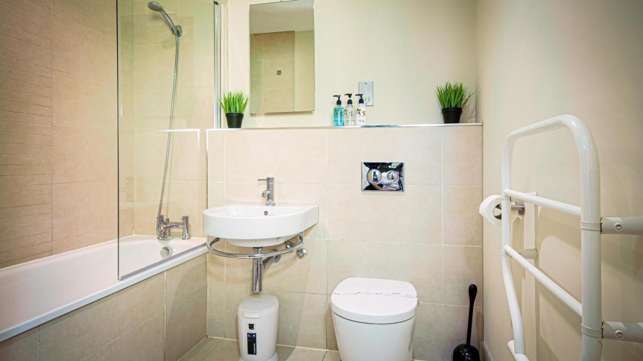 Superb City Center 1 Or 2 Bedroom Apts King Bed Саутгемптон Экстерьер фото