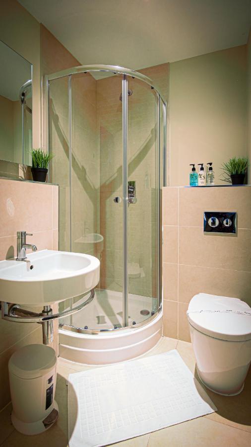 Superb City Center 1 Or 2 Bedroom Apts King Bed Саутгемптон Экстерьер фото